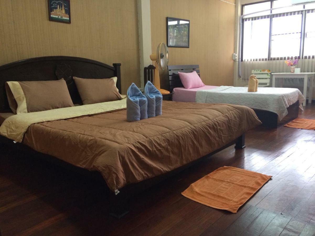 Changphuakgate Guesthouse Chiang Mai Exterior photo