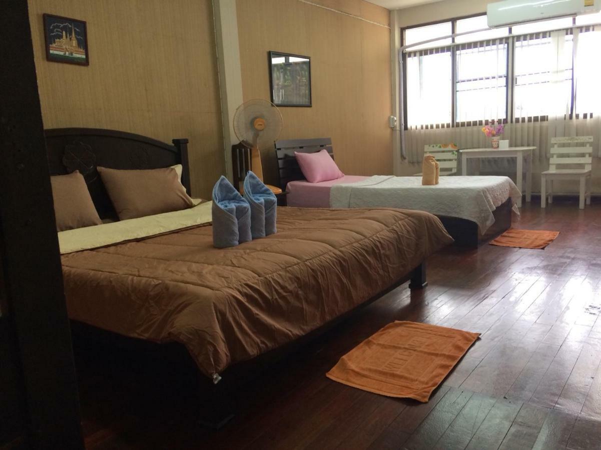 Changphuakgate Guesthouse Chiang Mai Exterior photo